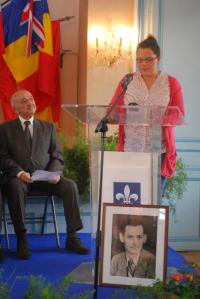 Marie-Charlotte, au pupitre, derrière le portrait de Jacques Bouldoire, pendant son allocution. (D.R. Stéphane Amélineau)