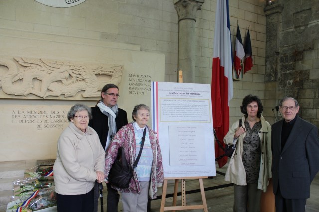 Fils, filles, petite fille de déportés juifs Lewkowicz de Soissons, et moi-même autour de la stèle des Justes parmi les nations de Soissons qui sera scellé dans l’Hôtel de ville. Nous y retrouvons le nom de Jacques Bouldoire, sauveur des 6 enfants Lewkowicz entre 1942 et 1944.