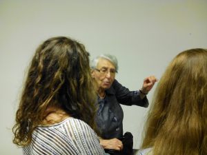 Les élèves posent des questions à Yvette Levy à la fin de son témoignage.