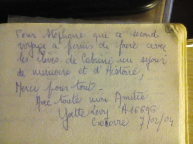 Extrait de mon Journal 2003-2005. Message d'Yvette Levy inscrit sur mon journal le 4 avril 2004 dans l'avion entre Cracovie et Paris lors de mon premier projet avec mes élèves du lycée Françoise Cabrini de Noisy-le-Grand (93).