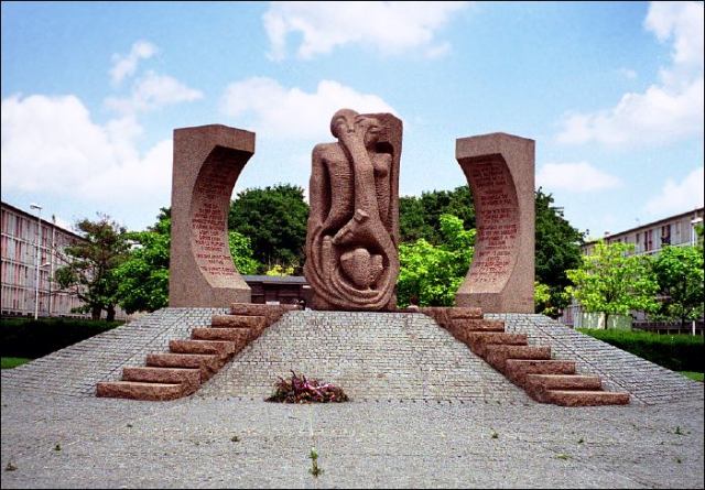 Sculpture commérative de Schelomo Selinger devant la cité de la Muette (camp de Drancy) sur l'esplanade Charles de Gaulle.
