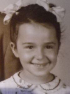 Viviane Bich, en 1947 aux États-Unis, après le retour de ses parents des camps de Birkenau et de Monowitz.