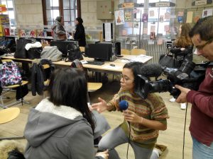 Hélène Renaux, de France 3 Picardie, s'entretient avec Camille (élève de Terminale). CDI Lycée Saint-Rémy Soissons (18/12/2015).