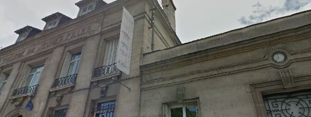 Toujours sur le fronton du lycée Camille Claudel, l’inscription « Collège de Jeunes Filles » et toujours, à droite, l’horloge qui indique 8 heures.