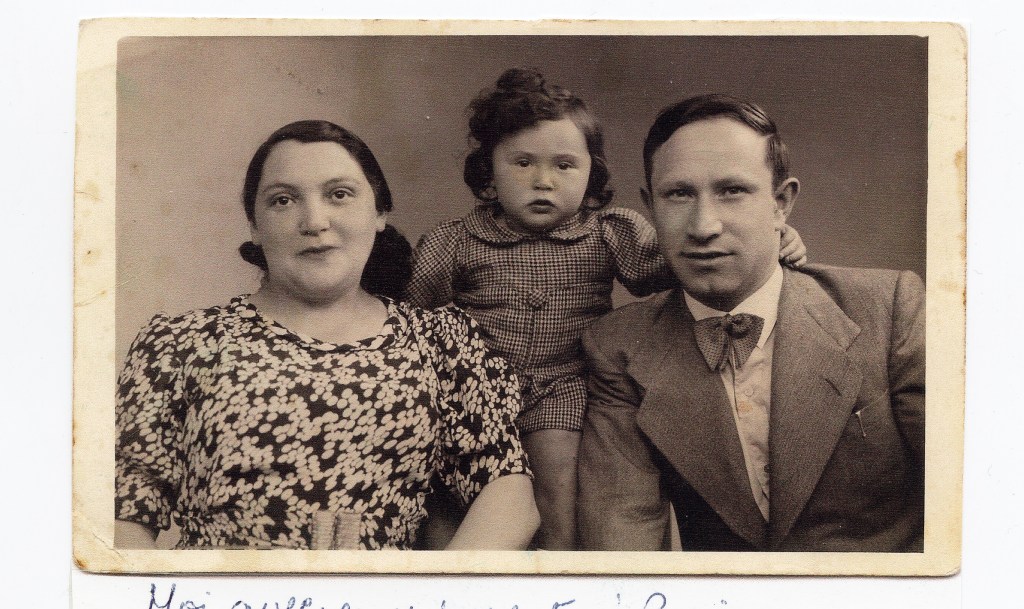 Chaja (née Wajsfelner), Abraham Goldsztajn et leur fille Suzanne, vers 1937-38
[Source : Mémorial de la Shoah, cote MXII_20986, coll. Suzanne Charak]

